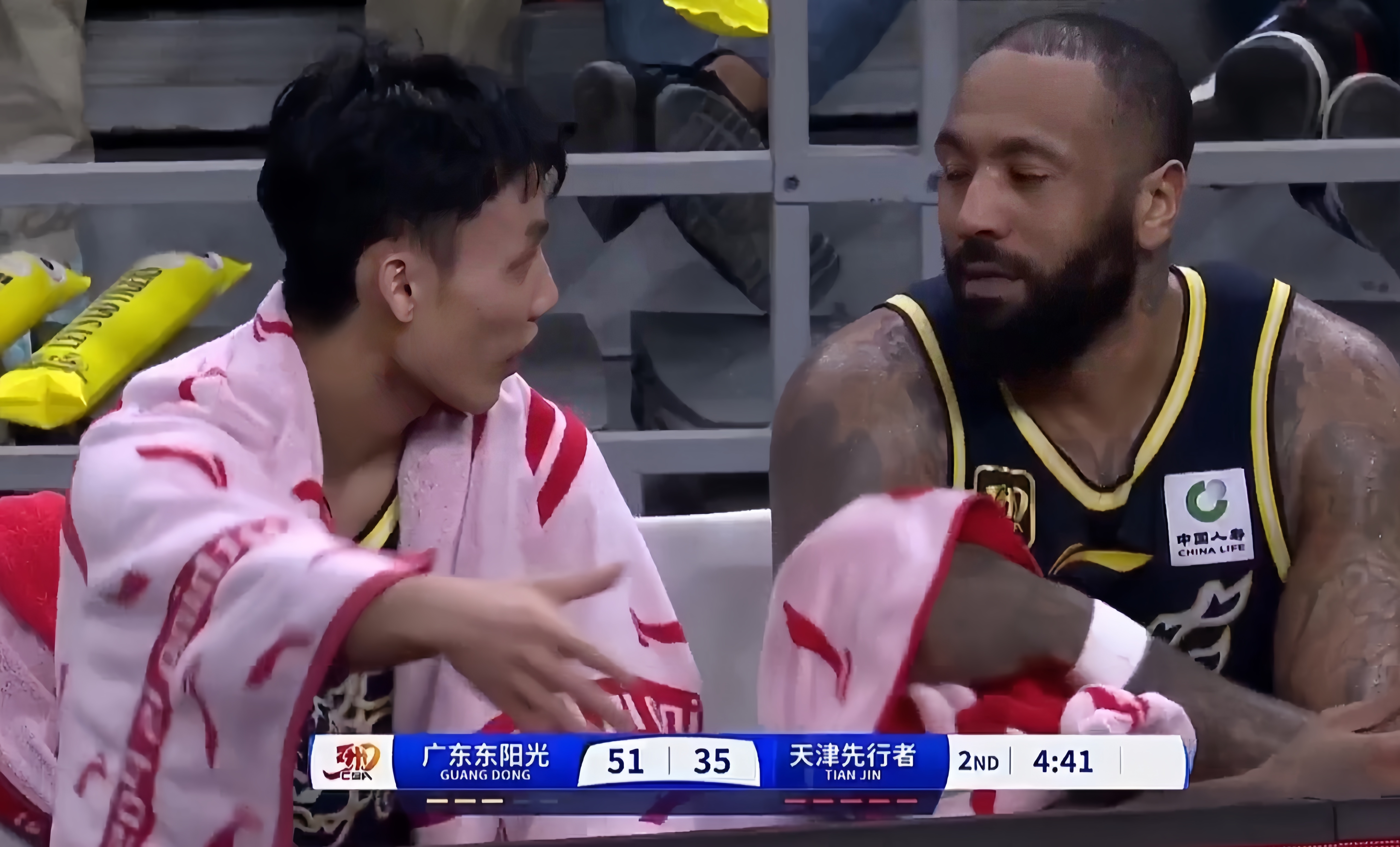 勒沃库森发布备战花絮,国际比赛日伤情更新,CBA季后赛任务艰巨,临场指挥获称赞(勒沃库森最新消息) 勒沃库森发布备战花絮,国际比赛日伤情更新,CBA季后赛任务艰巨,临场指挥获称赞(勒沃库森最新消息)