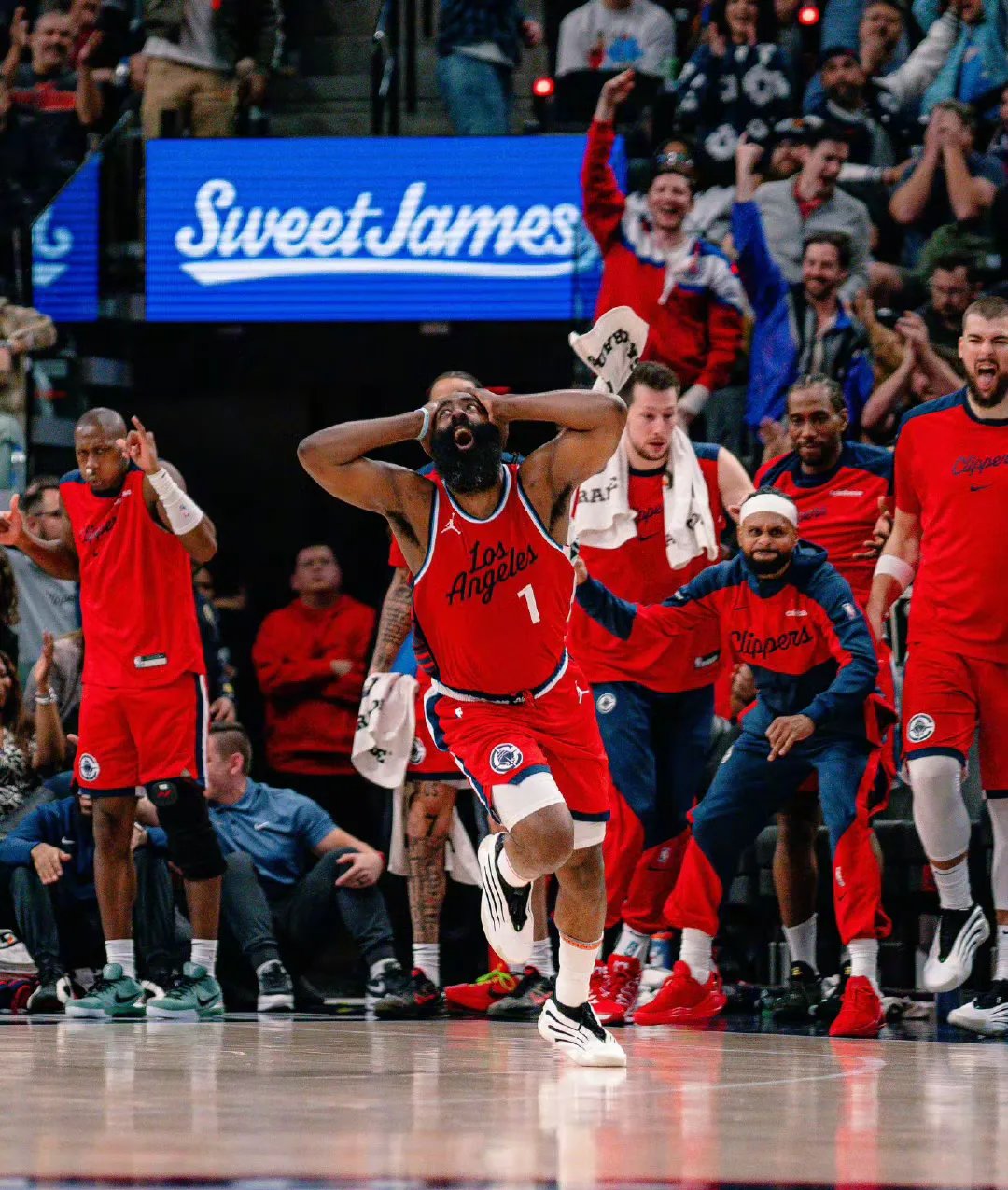 包含罗马迎NBA季后赛关键赛；赛后豪取连胜；气氛紧张；团队化学反应显著的词条