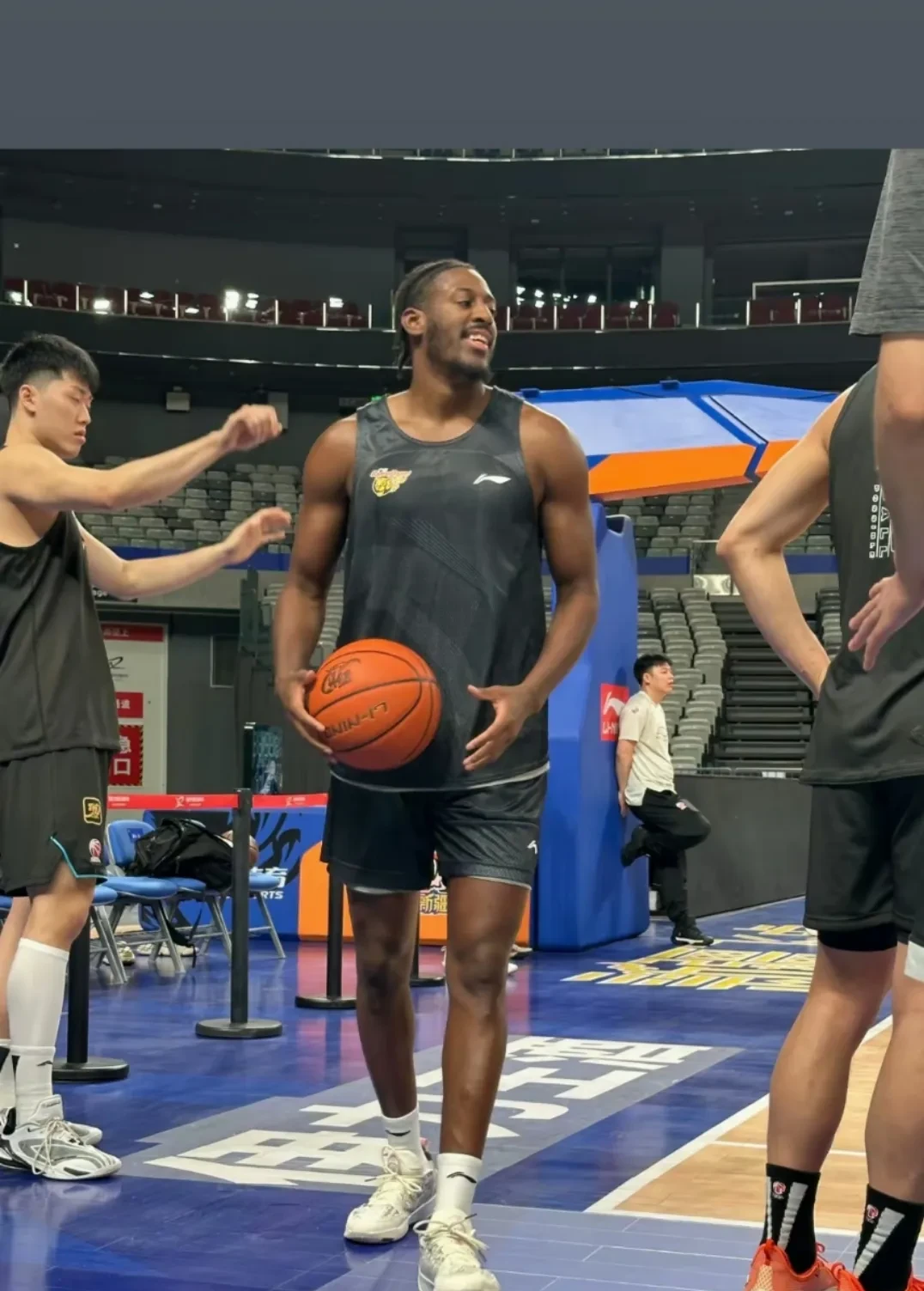 包含新疆广汇发布备战花絮，赛前门线救险，NBA常规赛任务艰巨，身体对抗强度拉满的词条