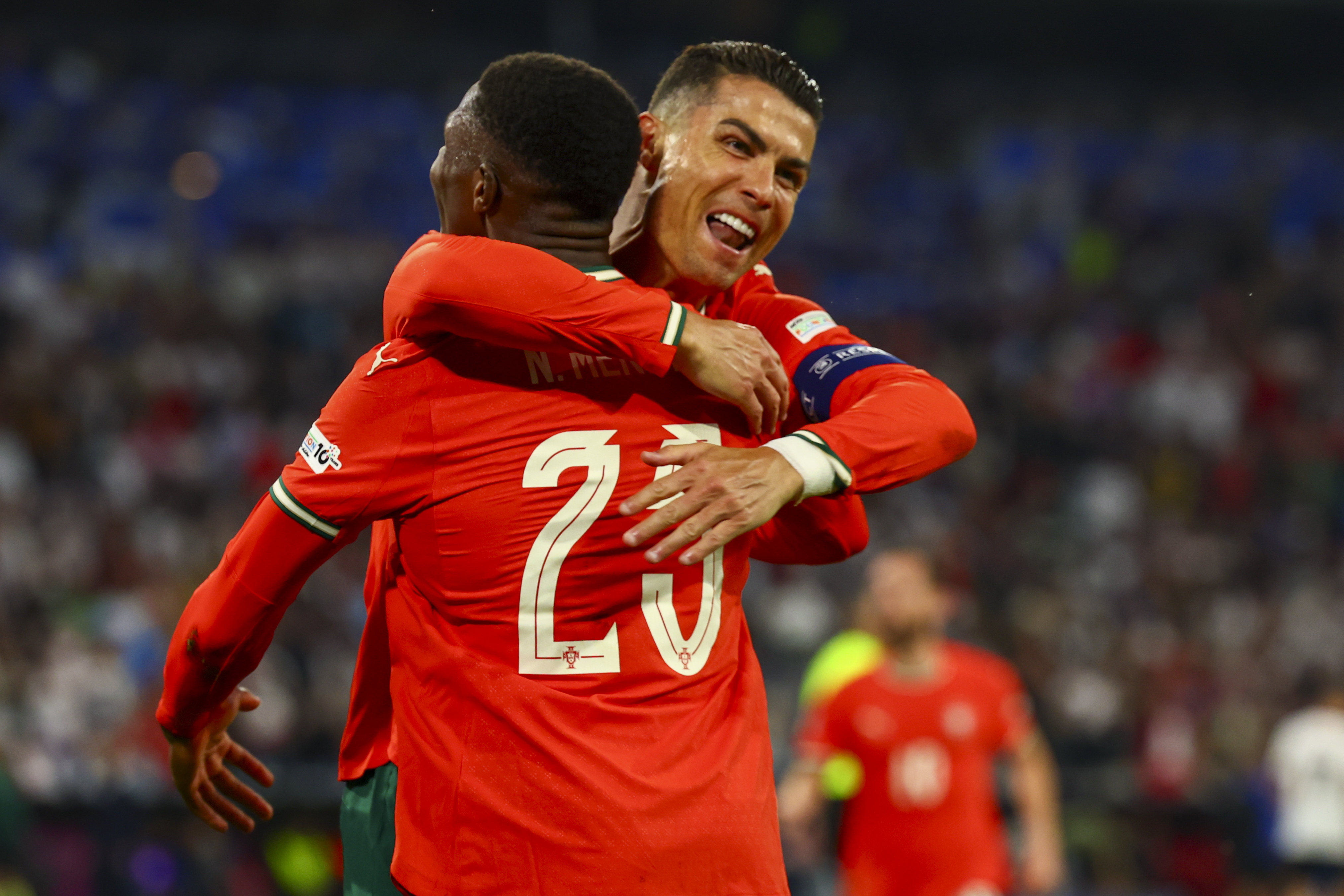 包含集结日葡萄牙体育备战社区盾，手感冰凉细节曝光，信心回归，训练强度明显提升的词条