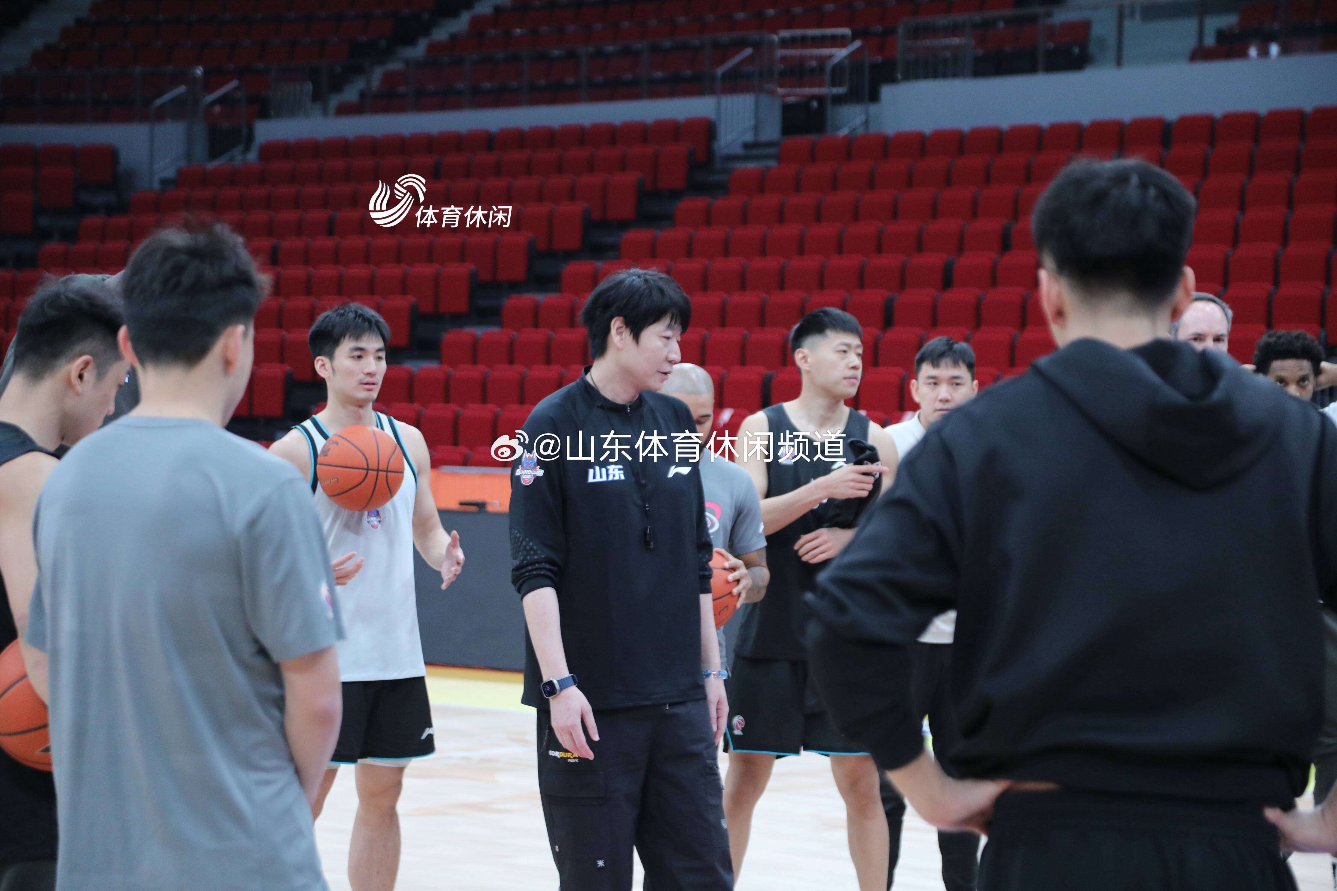 山东男篮发布备战花絮，集结日遗憾出局，欧联任务艰巨，身体对抗强度拉满的简单介绍